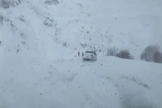 Erzurum-Rize karayoluna çığ düştü