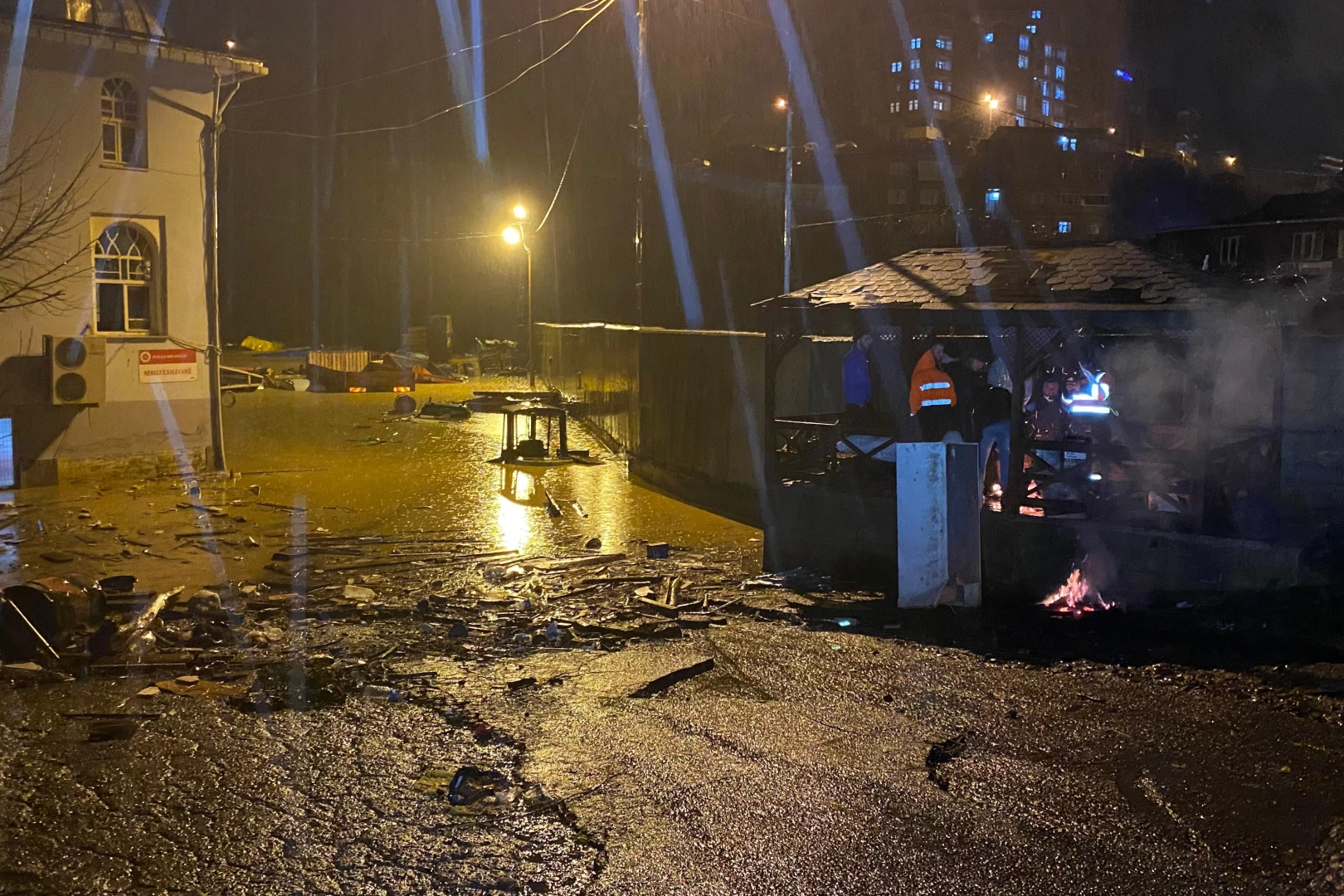 Artvin’de sel: 4 bina tahliye edildi, 10 araç zarar gördü haberinin görseli