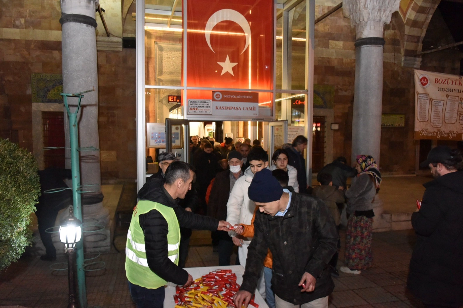 Bozüyük'te vatandaşlara mevlit şekeri ikramı haberinin görseli