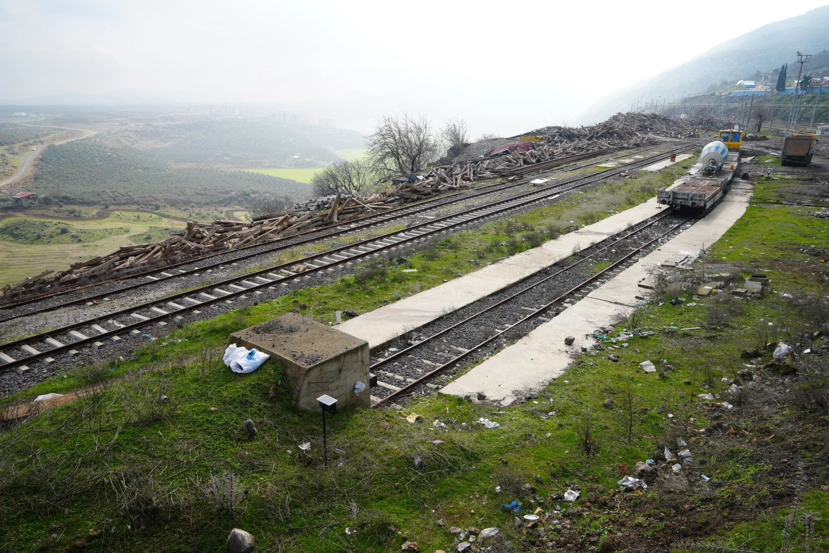 Depremde hasar gören tren rayları onarıldı, vagonlar kaldırıldı