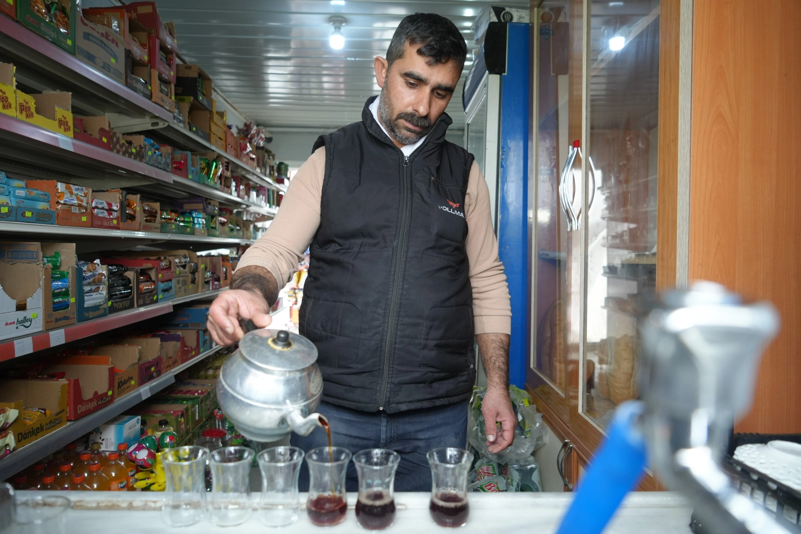 Depremin yaralarını, konteyner kente açtığı bakkal dükkanı ile sarmaya çalışıyor