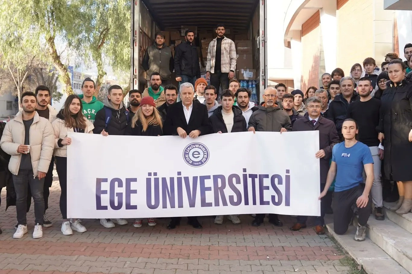 Ege Üniversitesi depremzedeler için tek yürek