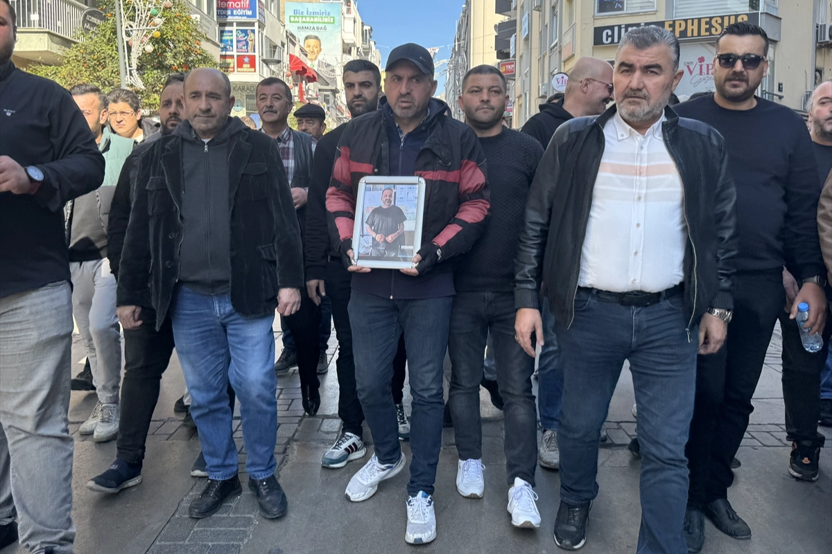 İzmir'de taksi şoförlerinden protesto 