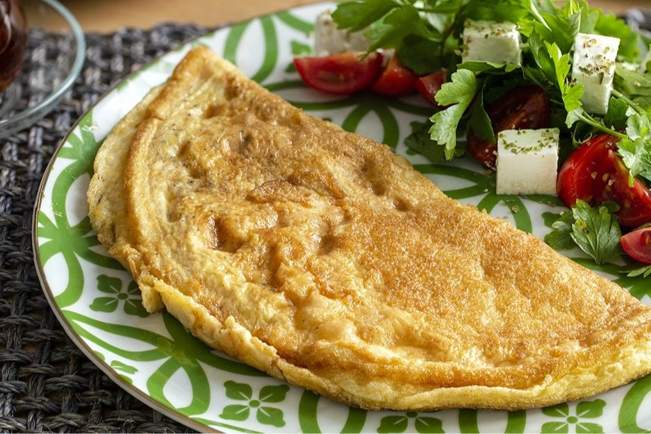 Kahvaltıların vazgeçilmezi pratik ve lezzetli omlet tarifi