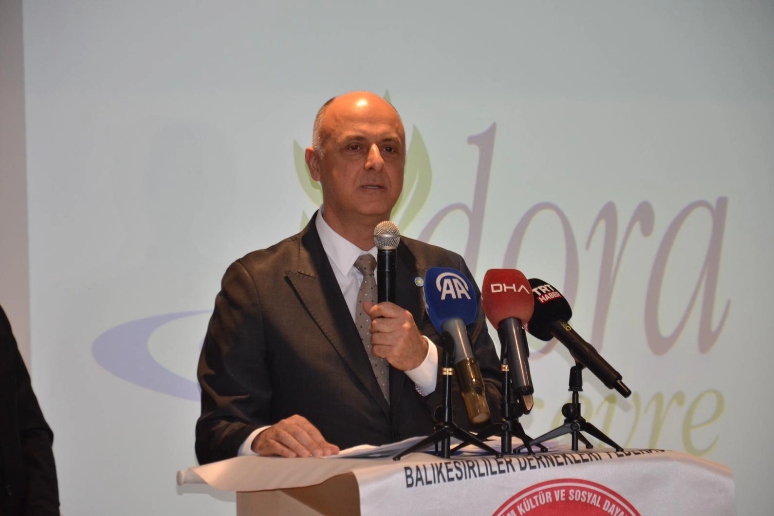 ‘Şişirilen’ kadrolara dikkat çekti… Özlale: İzmir 25 yıldır kan kaybediyor! haberinin görseli