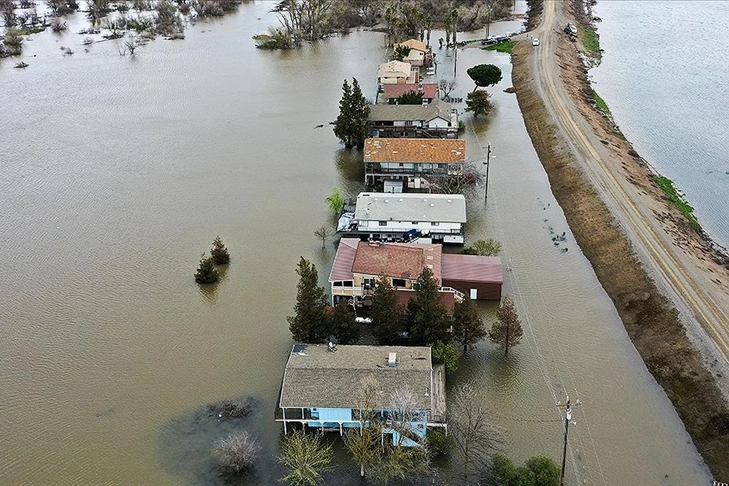 California'da sel ve heyelan meydana geldi