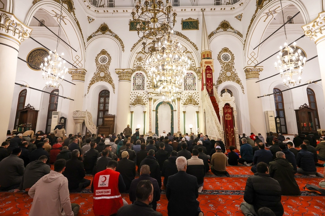İzmir’de Miraç Kandili dualarla idrak edildi haberinin görseli