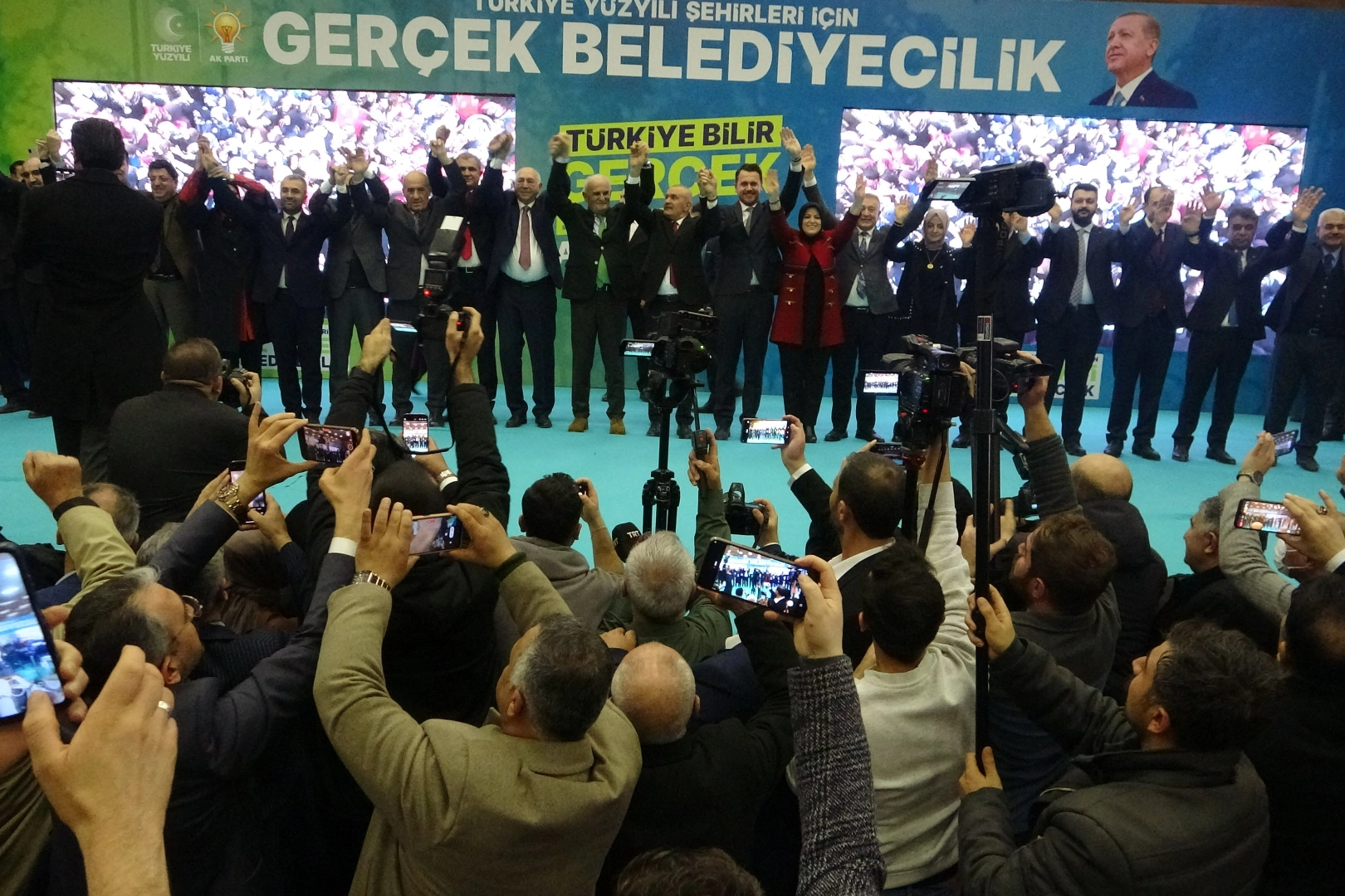 AK Parti Van’da ilçe belediye başkan adaylarını tanıttı