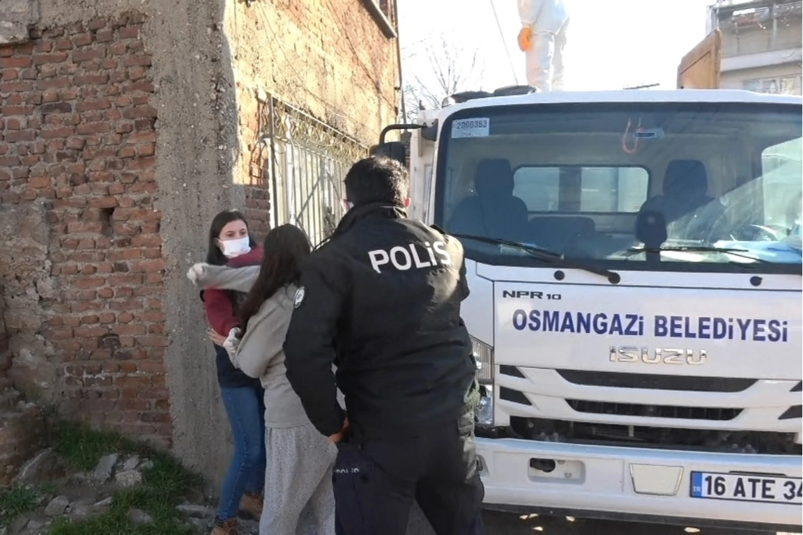 Çöp evi boşaltılan kadın sinir krizi geçirdi: Kızımın çeyizlerini atıyorsunuz