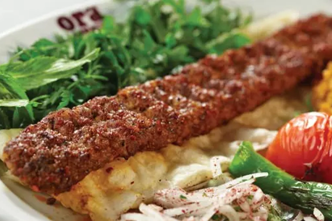 Deneyen herkese adeta bir lezzet şöleni sunan Adana kebap nasıl yapılır? İşte yaparken acıkacağınız leziz Adana kebap tarifi…