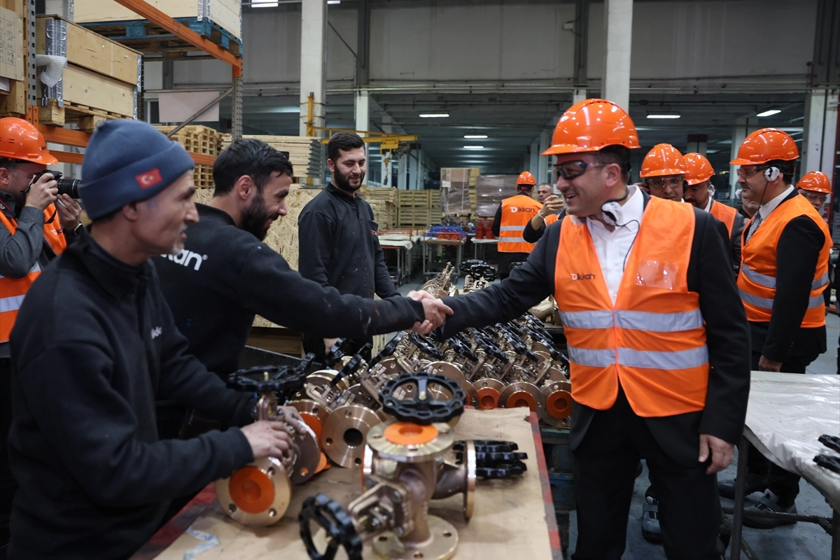 Hamza Dağ, Kemalpaşa esnafını ziyaret etti haberinin görseli