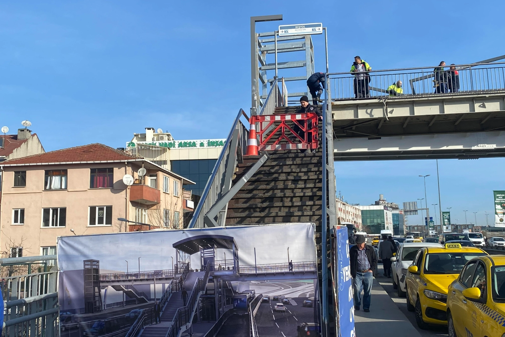 İstanbul'da Beşyol metrobüs durağı kapatıldı: Vatandaş tepkili