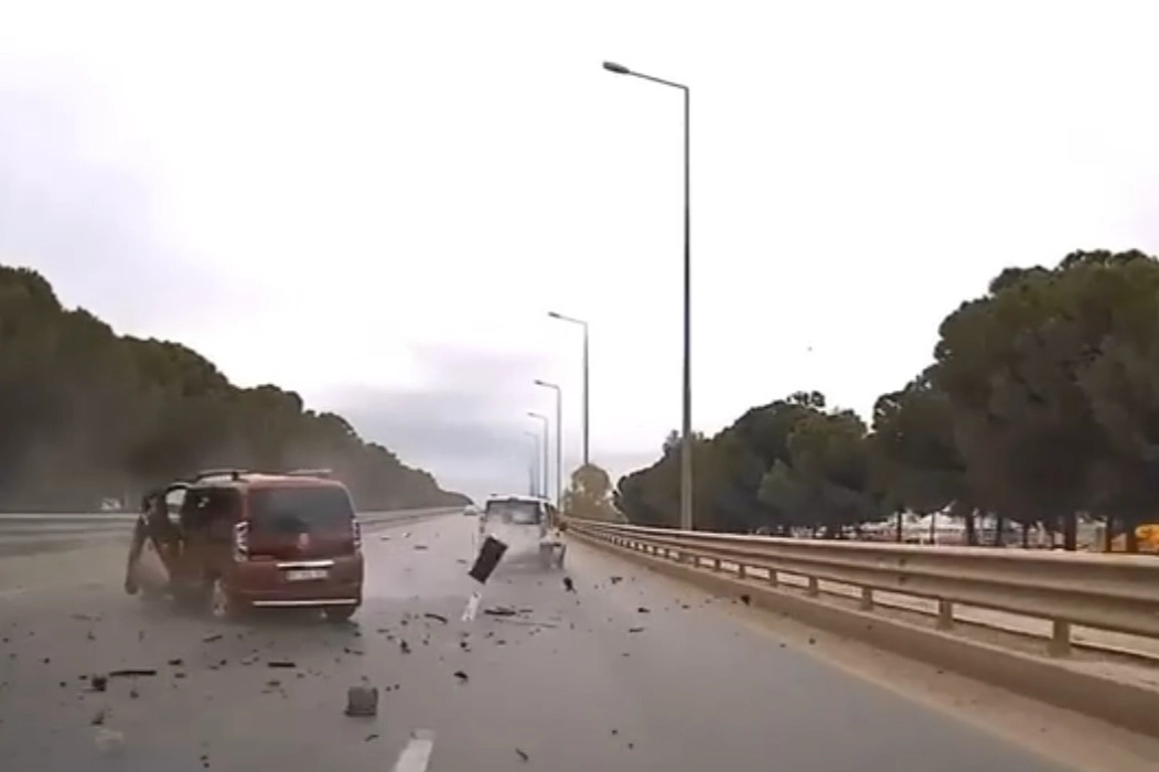 Antalya’da kaza: Araç bariyerlere çarptı haberinin görseli