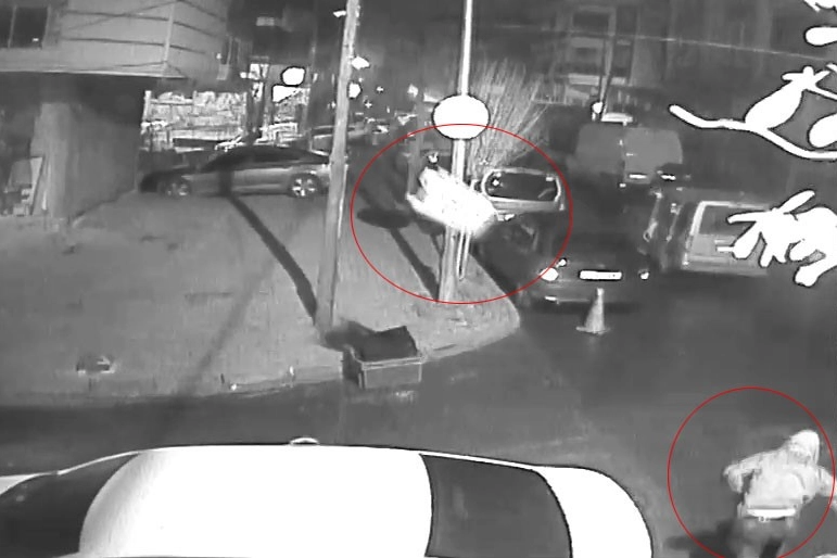 Hırsız kendisine sandalye fırlatılınca kaçacak delik aradı haberinin görseli