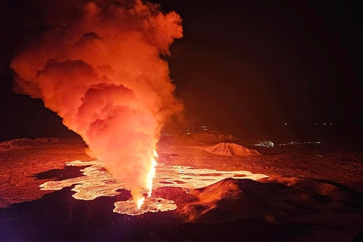 İzlanda'da 3 ayda 3. yanardağ patlaması