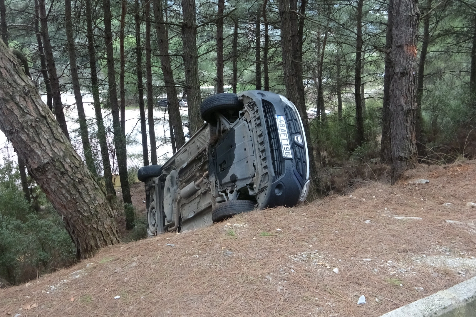 Muğla’da kaza: Kamyonet kaldırıma çarparak durabildi