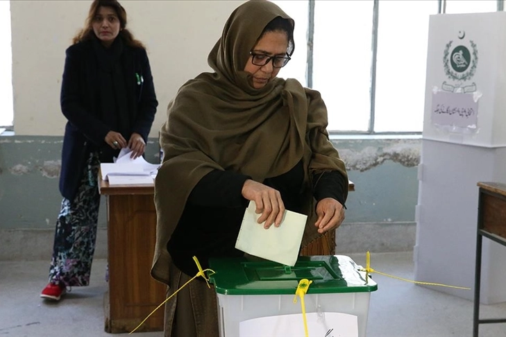 Pakistan'da telefon ve internet hizmetleri askıya alındı haberinin görseli