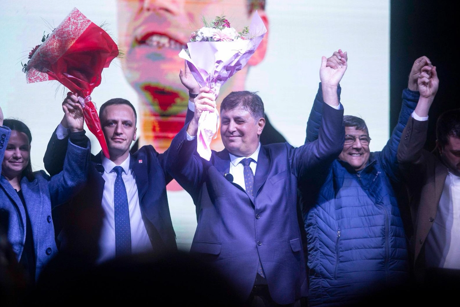 Miting gibi buluşmada CHP'li adaylardan Bornova'da gövde gösterisi