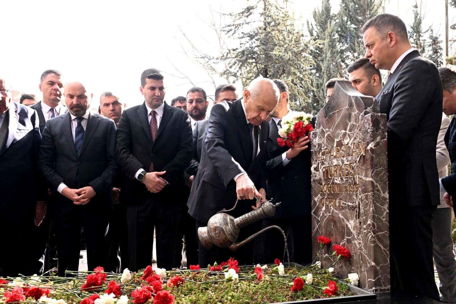 Devlet Bahçeli, Alparslan Türkeş’in kabrini ziyaret etti