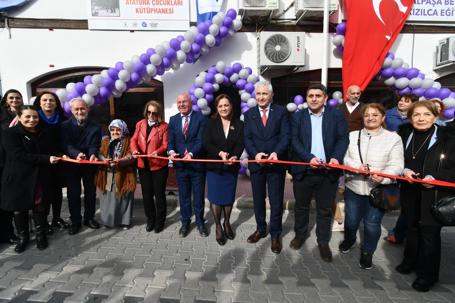 Atatürk Çocukları Kütüphanesi İzmir'de açıldı haberinin görseli