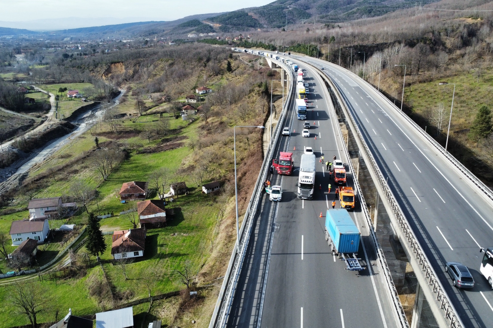 Dorsesi yola savrulan tır kuyruklara neden oldu