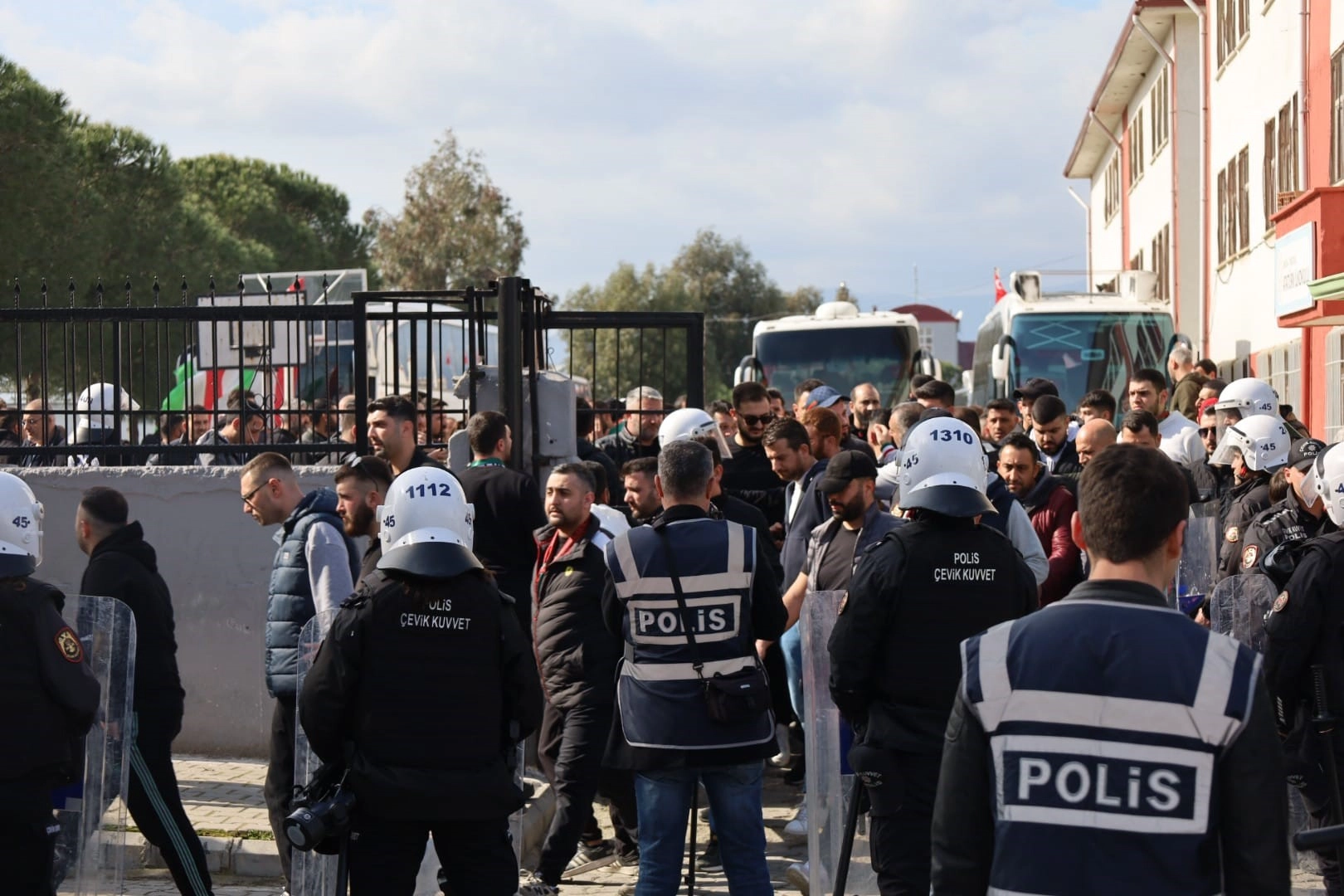 Ege derbisinde arbede: 1 polis yaralı, 2 taraftar gözaltında