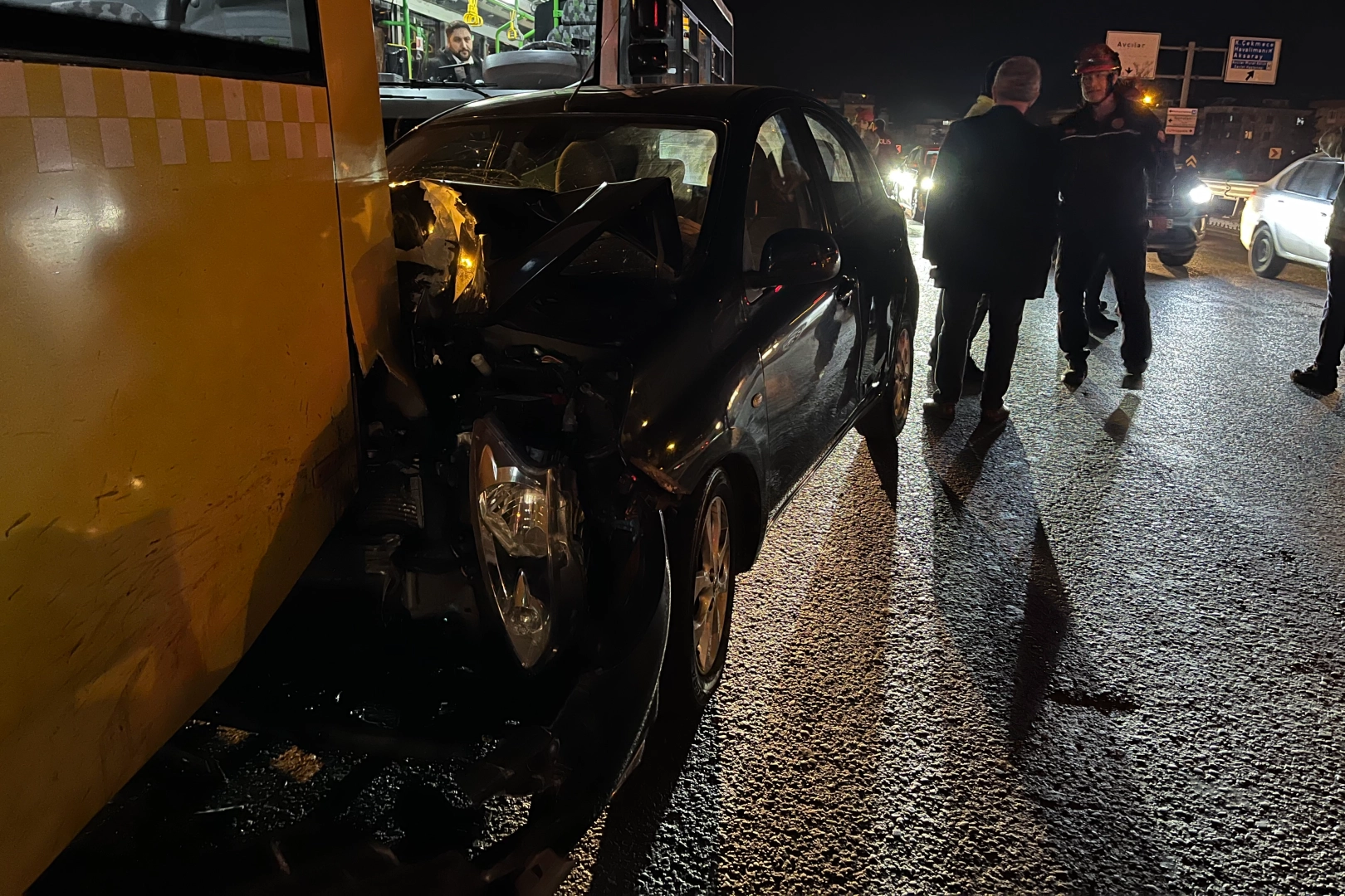 İstanbul’da kaza: Kontrolden çıkan otomobil otobüslere çarptı