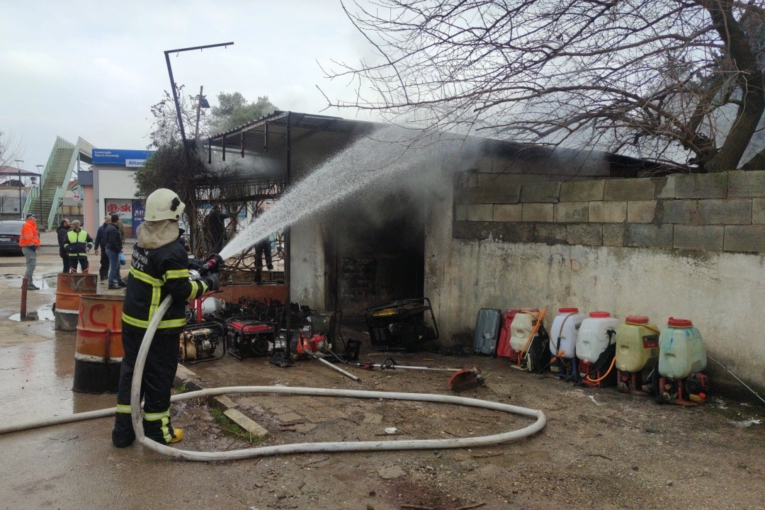 Müşteri yanlışlıkla benzin dökerek iş yerinde yangın çıkardı