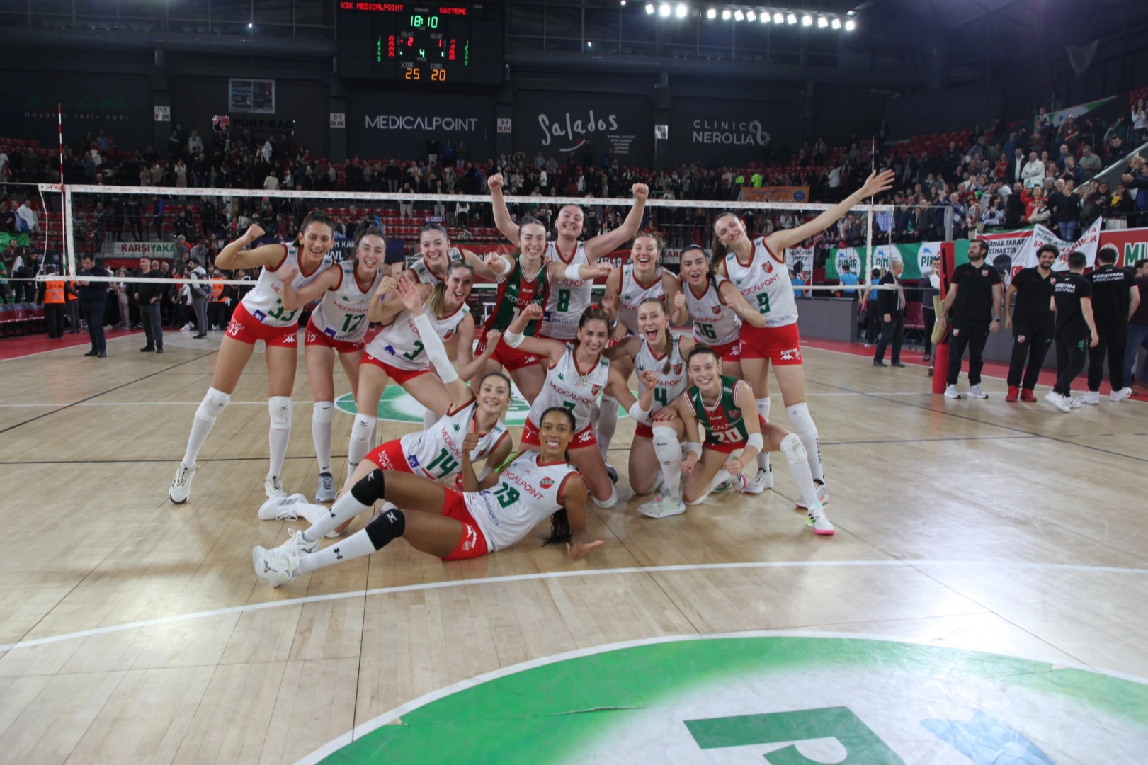 Voleybolda İzmir derbisi: Karşıyaka, Aras Kargo'yu ağırlıyor