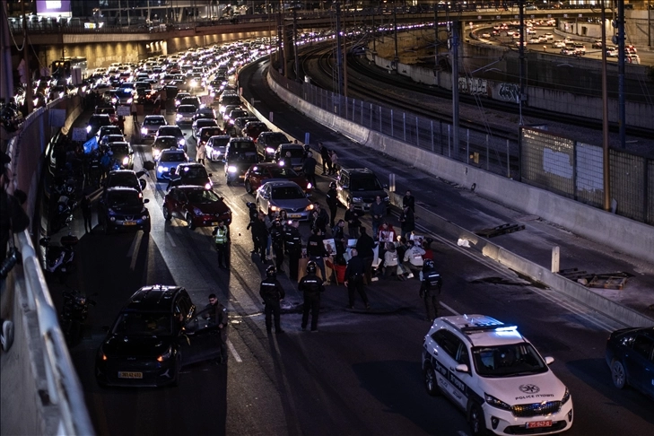 İsrailli esirlerin yakınları Tel Aviv'de otoyolu kapattı