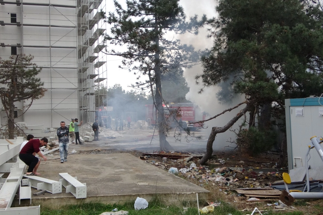 İstanbul'da işçilerin kaldığı konteyner yandı   haberinin görseli