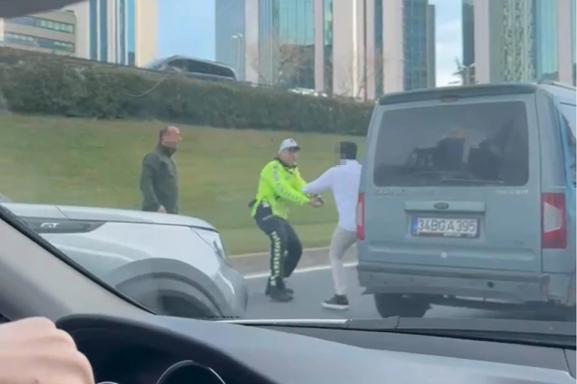 İstanbul trafiğinde polise saldırı anı kamerada