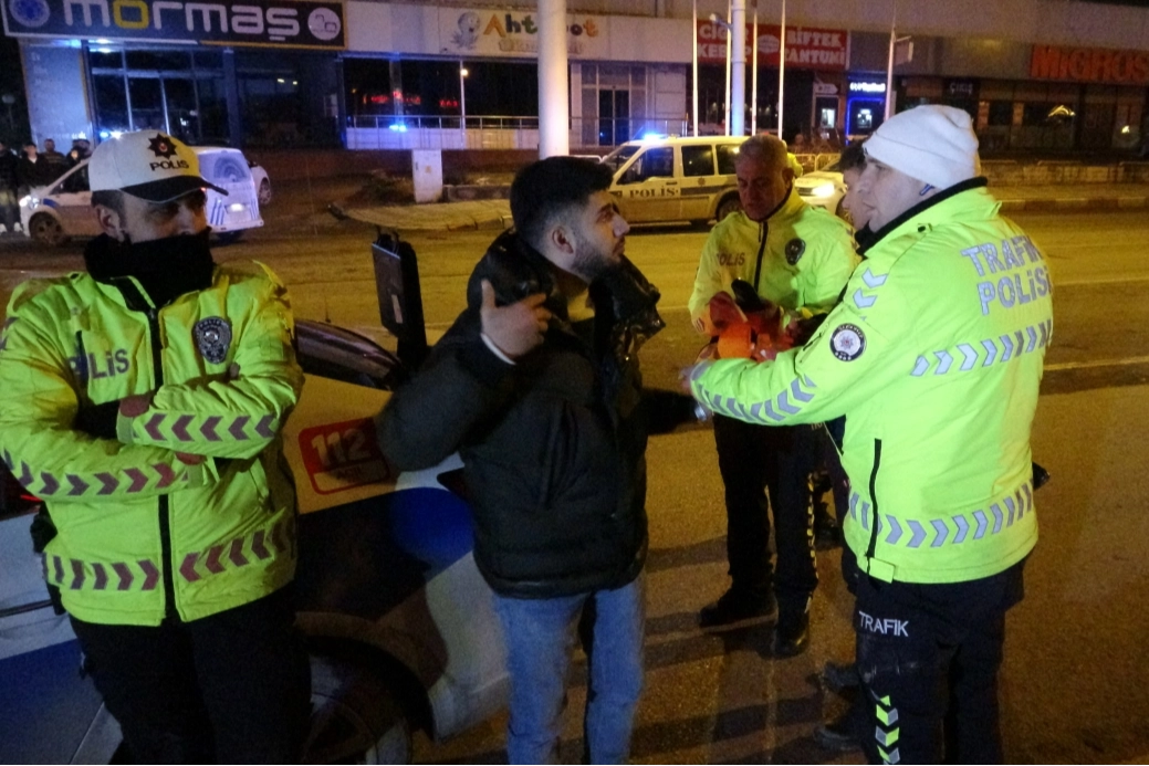 Malatya'da hareketli gece... Polisi dinlemeyince kaza kaçınılmaz oldu