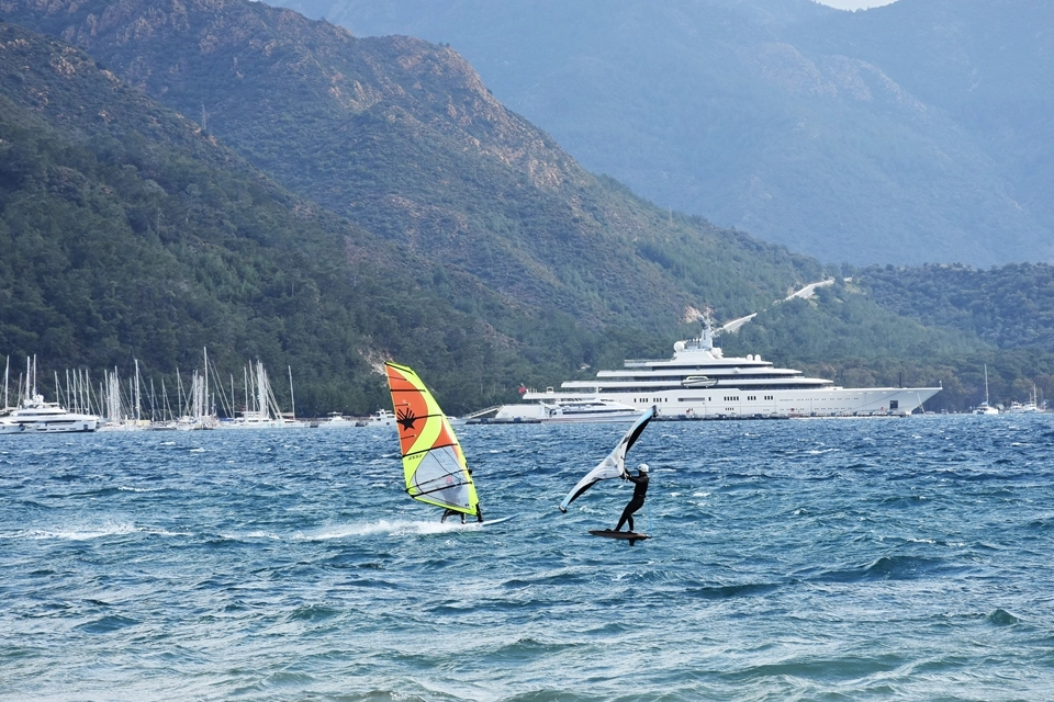 Marmaris'te 40 kilometre hızla esen keşişlemede sörf