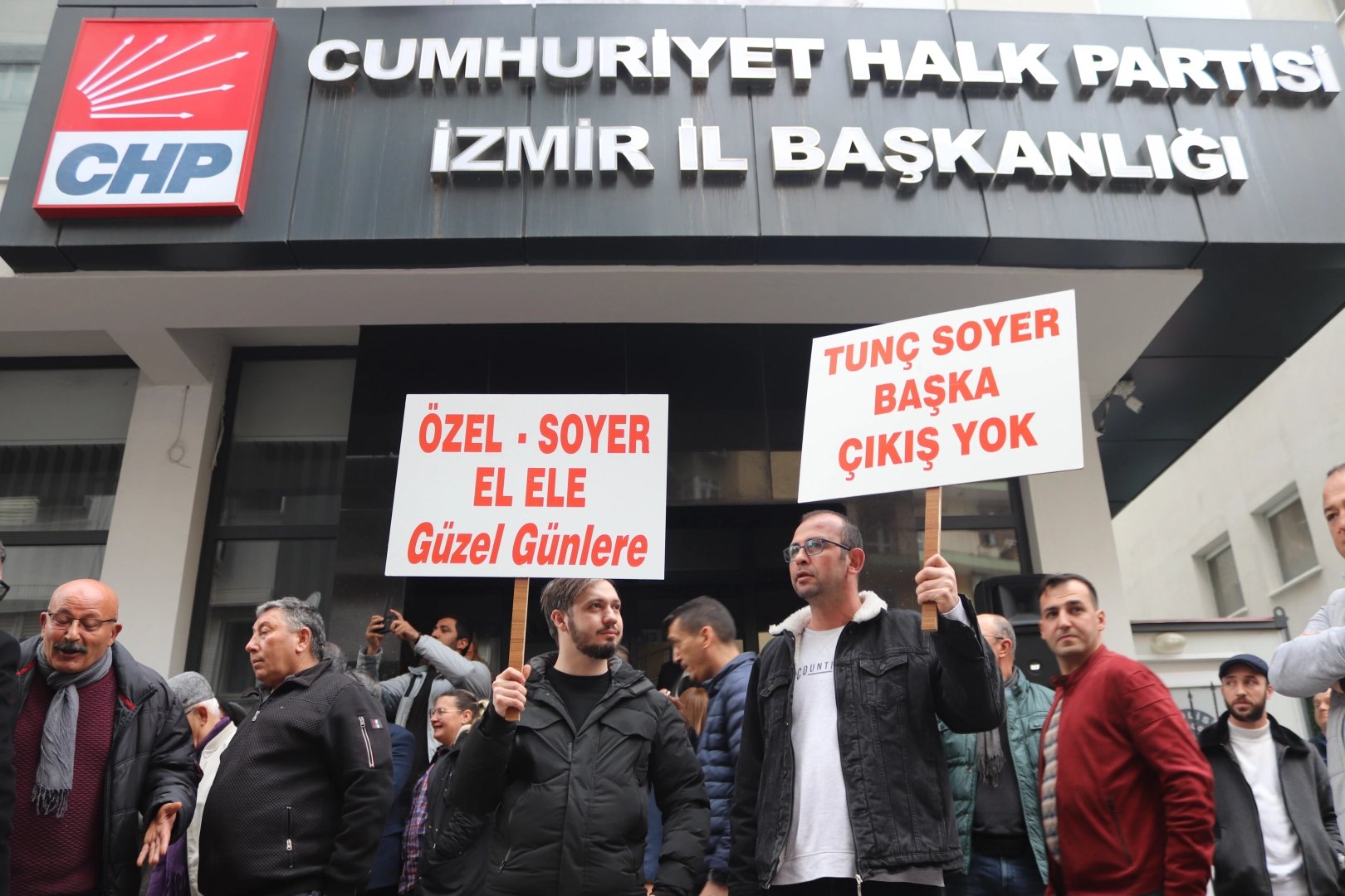 Tunç Soyer destekçilerinden protesto: İzmir Tunç’tur, Tunç kalacak haberinin görseli
