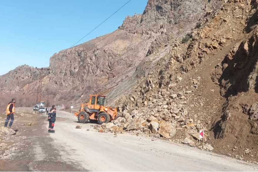 Tunceli-Erzincan karayolunda heyelan... Ekipler sevk edildi