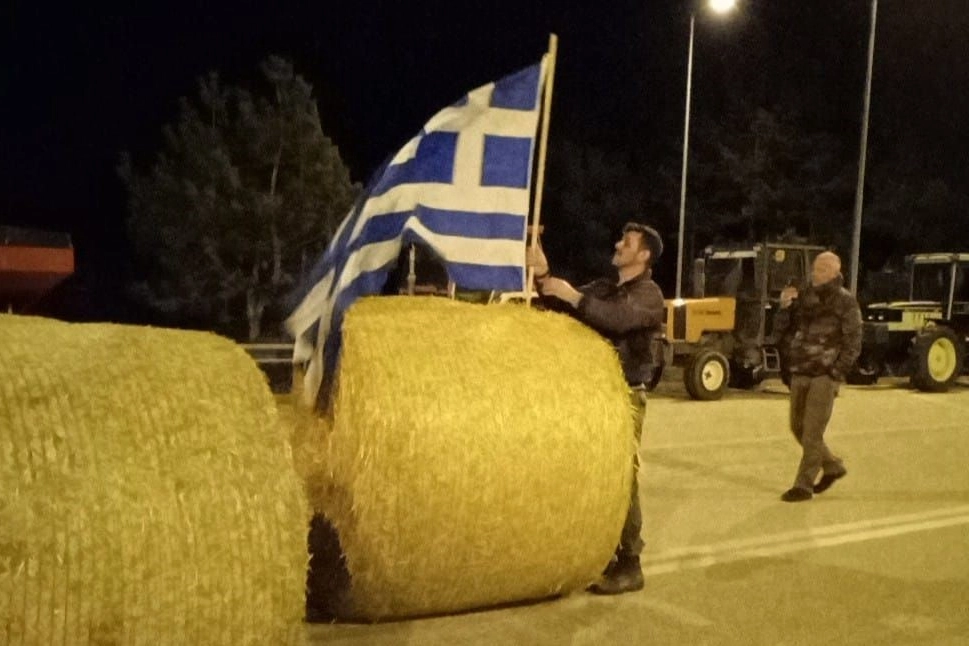 Yunan çiftçilerin Türkiye sınırında protestosu haberinin görseli