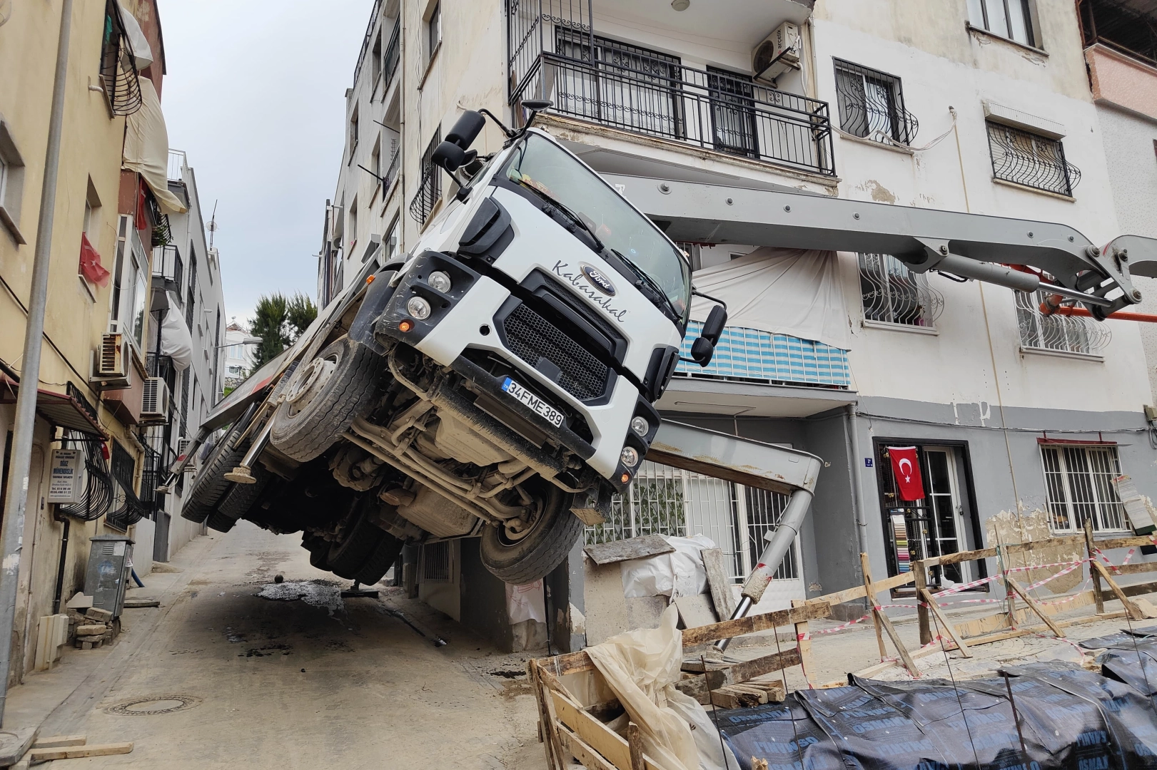 Aydın'da beton dökme aracı yan yattı