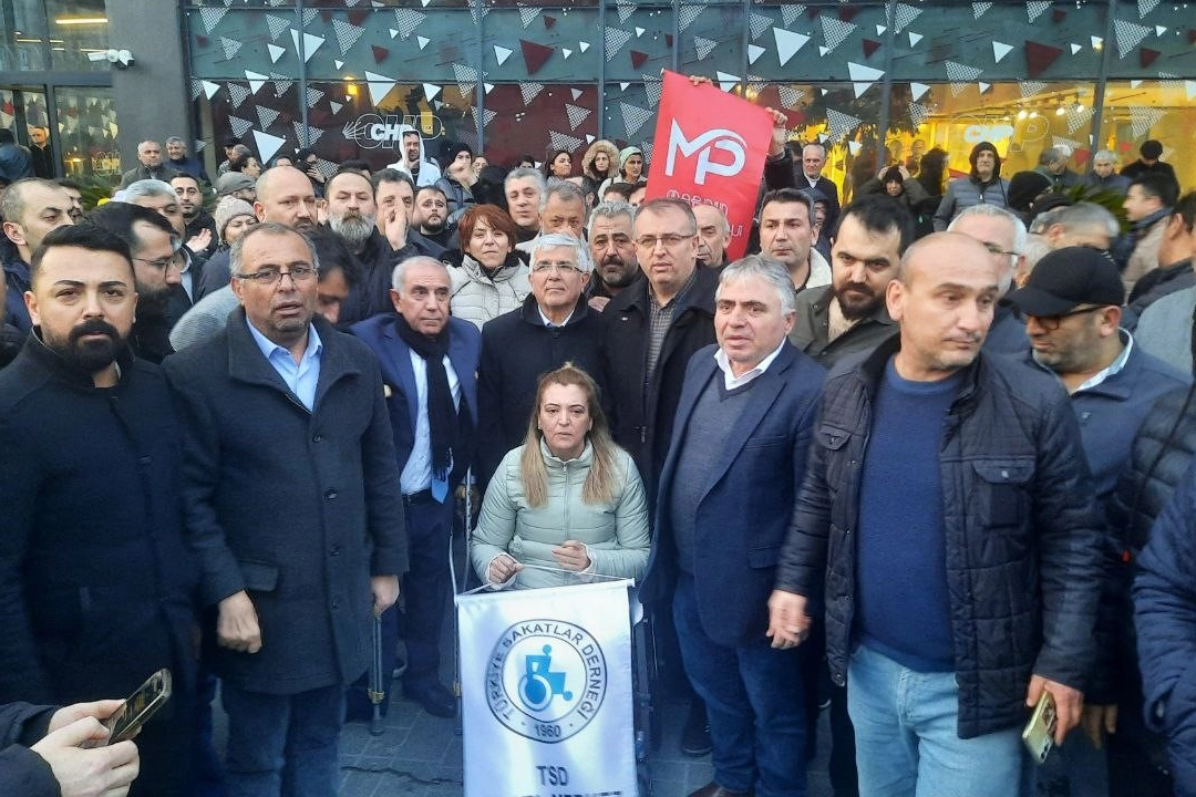 CHP'lilerden İstanbul İl Başkanlığı önünde protesto