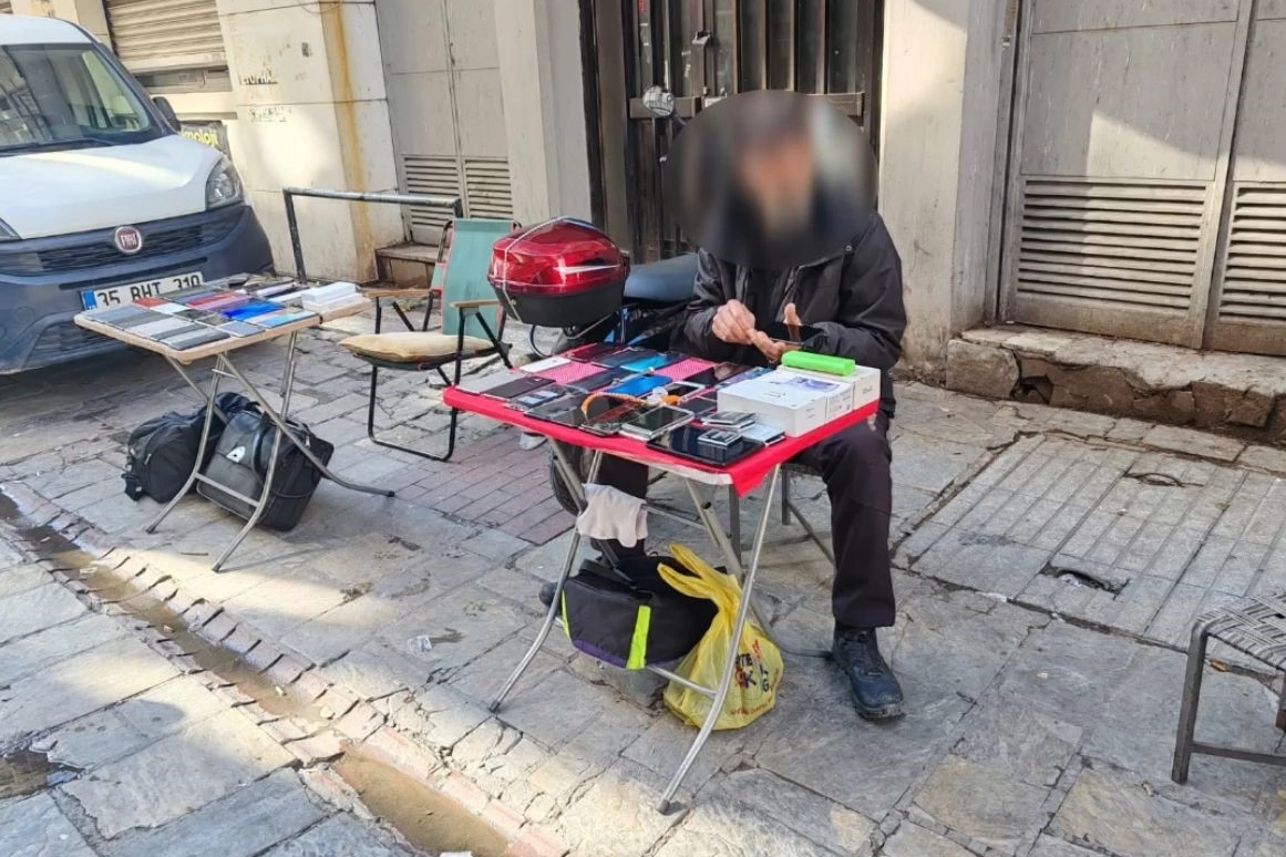 İzmir haber: Polis kılık değiştirdi, telefon hırsızını suçüstü yakaladı