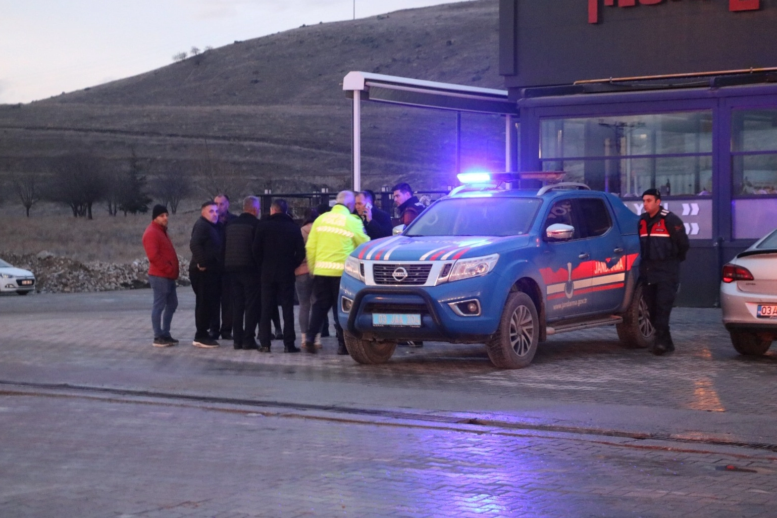 Afyonkarahisar’da restoranın asma tavanı çöktü: Yaralılar var