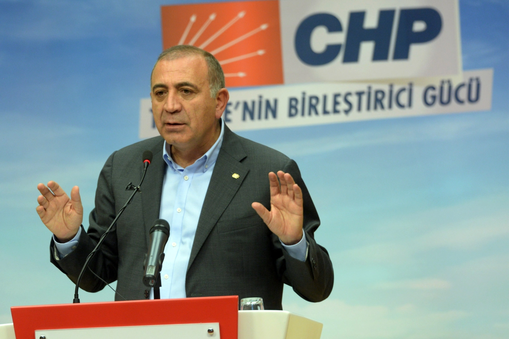 CHP’de şok ayrılık! Gürsel Tekin istifa etti