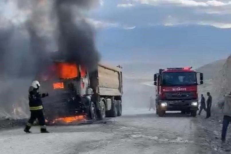 Manisa'da damperli kamyon alev alev yandı