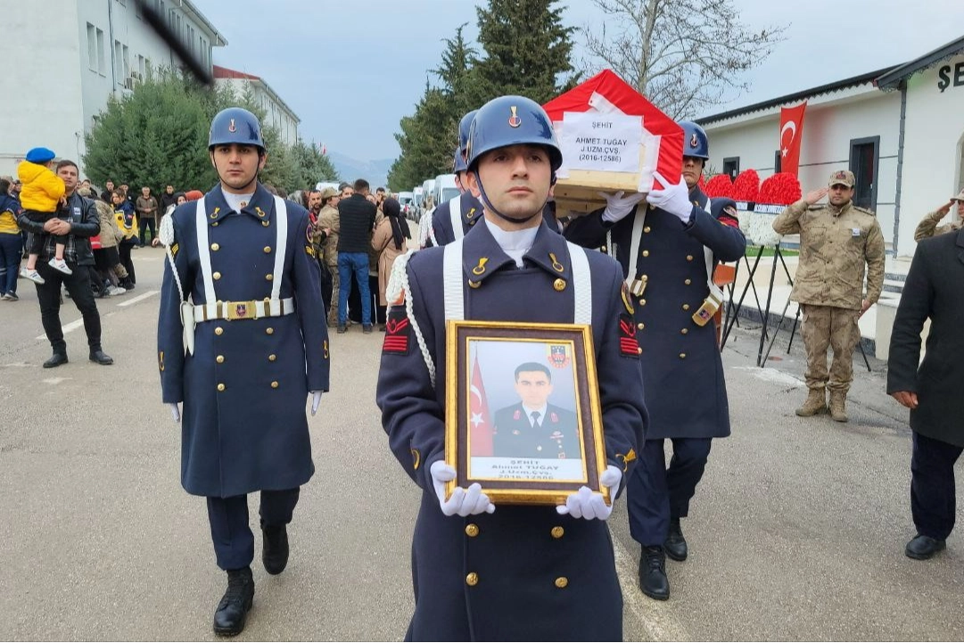 Minik Ramazan, şehit babasını öpücükle uğurladı