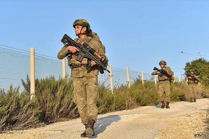 MSB açıkladı: yasa dışı yollarla Türkiye'ye geçmeye çalışan 17 şüpheli yakalandı