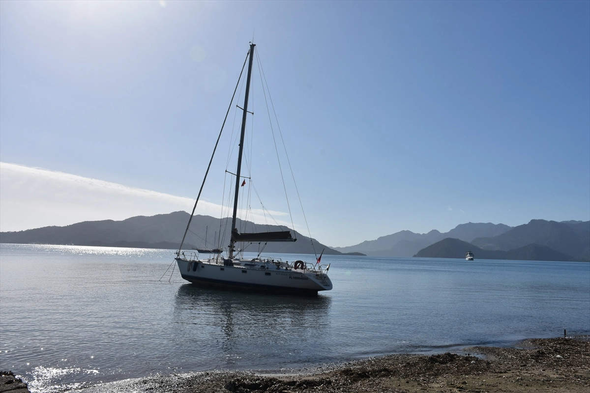 Muğla’da kuvvetli fırtına: Yelkenli tekne karaya oturdu