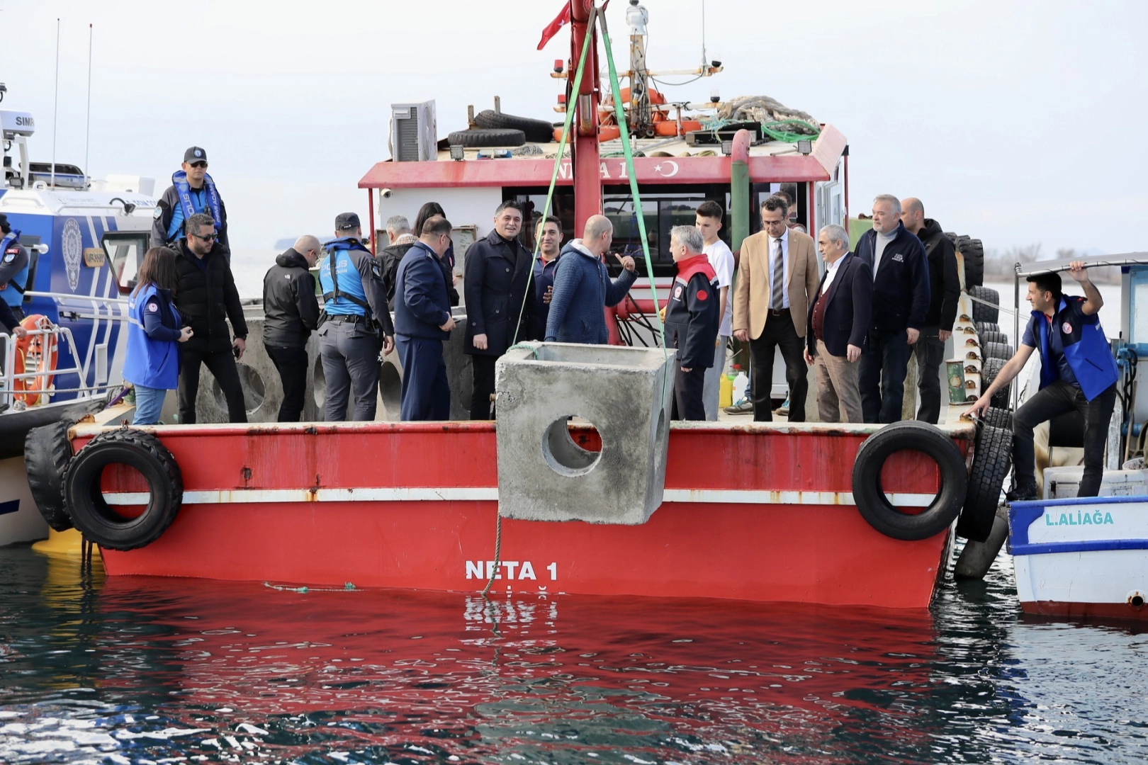 İzmir Aliağa’da balıkçılığa yapay resif desteği