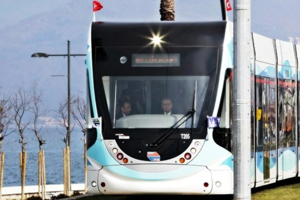 İzmir'de tramvay kullananlar dikkat!