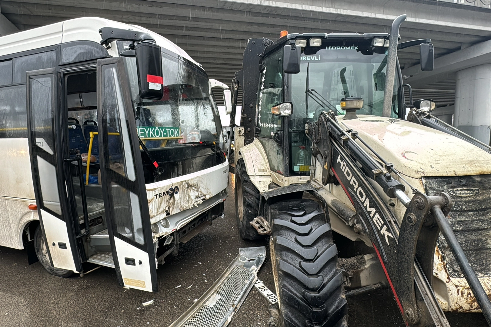 Düzce'de kaza: Halk otobüsü ile iş makinesi çarpıştı