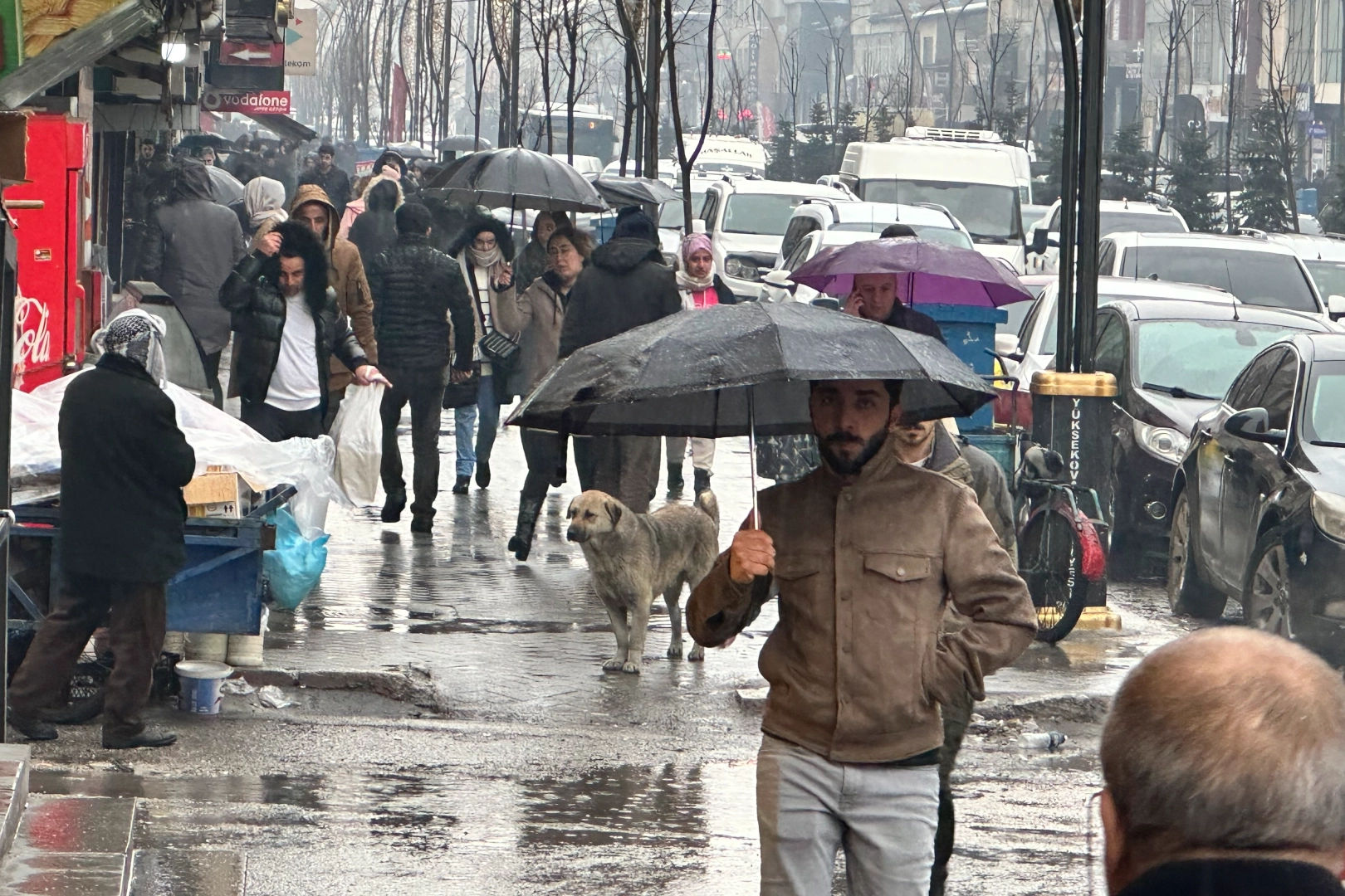 Hakkari'de sağanak yerini kar yağışına bıraktı